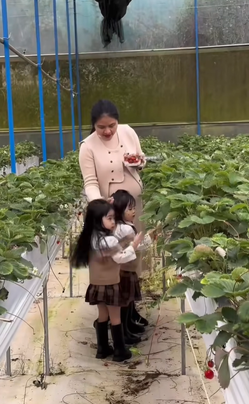 Sao nữ Vbiz xác nhận sắp sinh con thứ 4- Ảnh 1. Sao nữ Vbiz xác nhận sắp sinh con thứ 4- Ảnh 1.