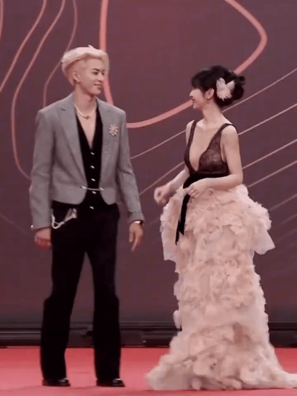 Showbiz có thêm một cặp đôi phim giả tình thật: Nhà trai là tổng tài vạn người mê, nhà gái xinh như búp bê- Ảnh 4. Showbiz có thêm một cặp đôi phim giả tình thật: Nhà trai là tổng tài vạn người mê, nhà gái xinh như búp bê- Ảnh 4.