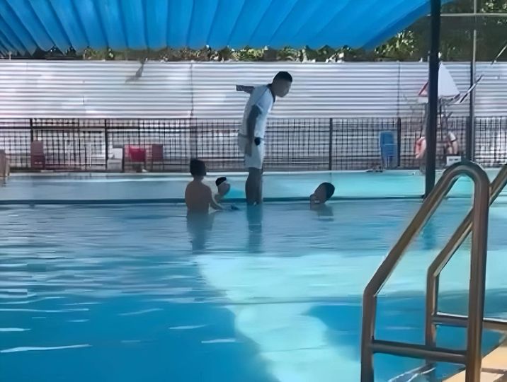 Công an điều tra vụ người đàn ông ở Hà Nội dìm bé trai trong bể bơi, bắt xin lỗi con mình- Ảnh 1. Công an điều tra vụ người đàn ông ở Hà Nội dìm bé trai trong bể bơi, bắt xin lỗi con mình- Ảnh 1.