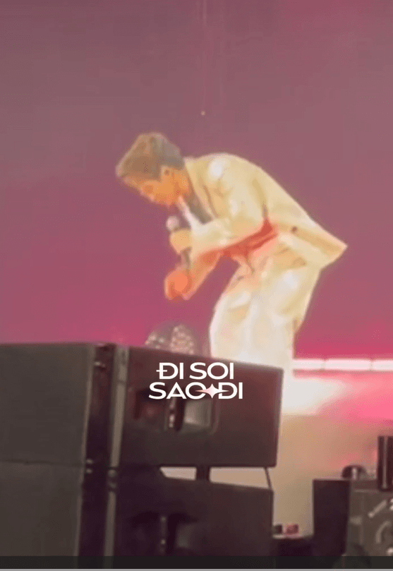 Clip: Hà Anh Tuấn bị tụt huyết áp, choáng váng ngồi bần thần ngay trên sân khấu- Ảnh 2. Clip: Hà Anh Tuấn bị tụt huyết áp, choáng váng ngồi bần thần ngay trên sân khấu- Ảnh 2.