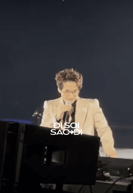 Clip: Hà Anh Tuấn bị tụt huyết áp, choáng váng ngồi bần thần ngay trên sân khấu- Ảnh 1. Clip: Hà Anh Tuấn bị tụt huyết áp, choáng váng ngồi bần thần ngay trên sân khấu- Ảnh 1.