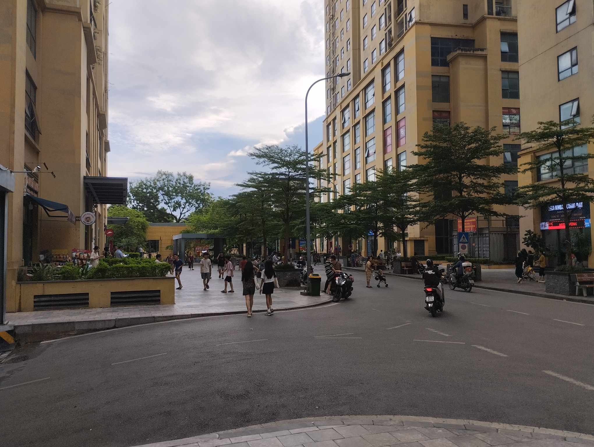 Người dân kể lại vụ người đàn ông đánh đập bé trai giữa sân chung cư ở Hà Nội: "Cháu nhỏ bị đánh đau lắm, vùng trán chảy nhiều máu"- Ảnh 4. Người dân kể lại vụ người đàn ông đánh đập bé trai giữa sân chung cư ở Hà Nội: "Cháu nhỏ bị đánh đau lắm, vùng trán chảy nhiều máu"- Ảnh 4.