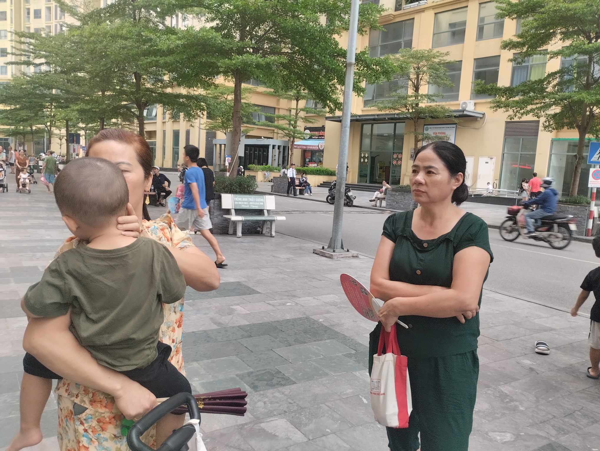 Người dân kể lại vụ người đàn ông đánh đập bé trai giữa sân chung cư ở Hà Nội: "Cháu nhỏ bị đánh đau lắm, vùng trán chảy nhiều máu"- Ảnh 1. Người dân kể lại vụ người đàn ông đánh đập bé trai giữa sân chung cư ở Hà Nội: "Cháu nhỏ bị đánh đau lắm, vùng trán chảy nhiều máu"- Ảnh 1.
