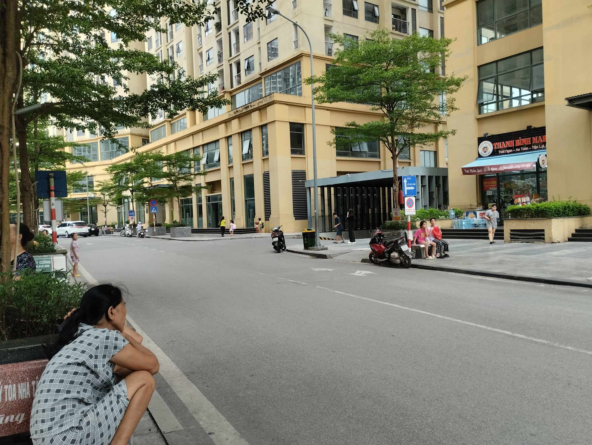 Người dân kể lại vụ người đàn ông đánh đập bé trai giữa sân chung cư ở Hà Nội: "Cháu nhỏ bị đánh đau lắm, vùng trán chảy nhiều máu"- Ảnh 3. Người dân kể lại vụ người đàn ông đánh đập bé trai giữa sân chung cư ở Hà Nội: "Cháu nhỏ bị đánh đau lắm, vùng trán chảy nhiều máu"- Ảnh 3.