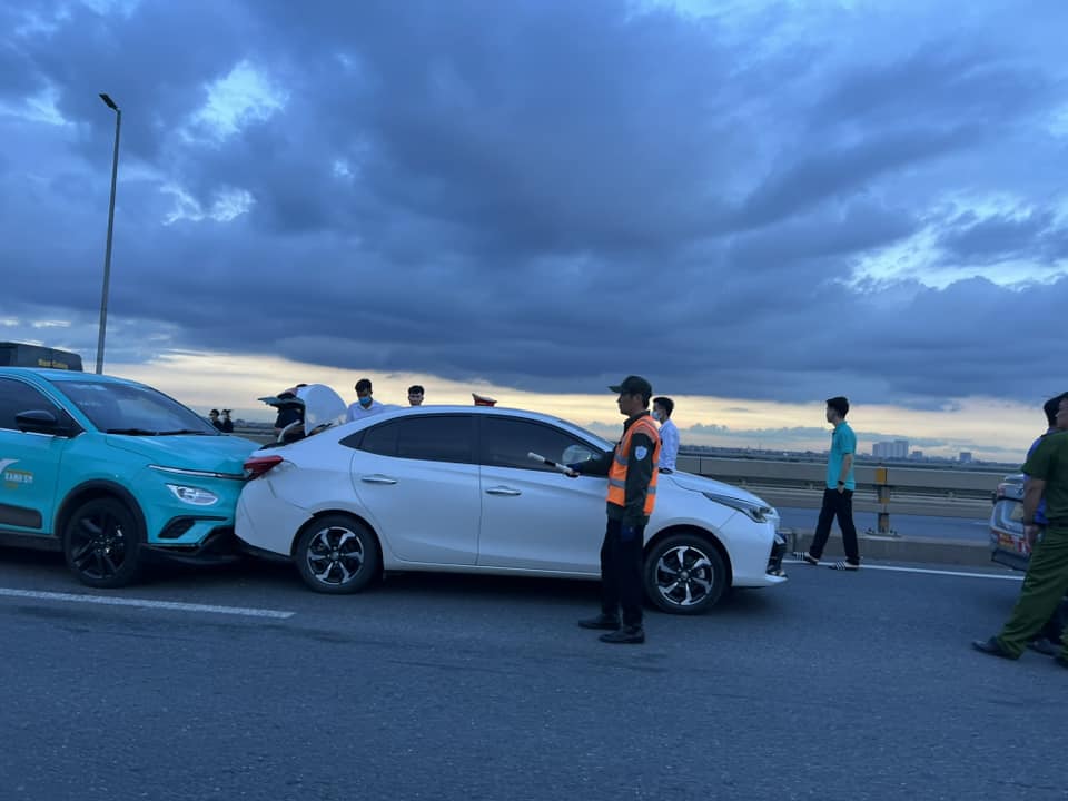 Hà Nội: Hàng loạt ô tô tông nhau trên cầu Nhật Tân gây ùn tắc kéo dài- Ảnh 2. Hà Nội: Hàng loạt ô tô tông nhau trên cầu Nhật Tân gây ùn tắc kéo dài- Ảnh 2.