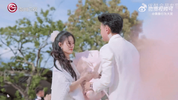 Nụ hôn như... gà mổ của chủ tịch và nàng thơ gen Z trong lễ cầu hôn viral khắp cõi mạng- Ảnh 13. Nụ hôn như... gà mổ của chủ tịch và nàng thơ gen Z trong lễ cầu hôn viral khắp cõi mạng- Ảnh 13.