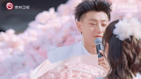 Nụ hôn như... gà mổ của chủ tịch và nàng thơ gen Z trong lễ cầu hôn viral khắp cõi mạng- Ảnh 10. Nụ hôn như... gà mổ của chủ tịch và nàng thơ gen Z trong lễ cầu hôn viral khắp cõi mạng- Ảnh 10.