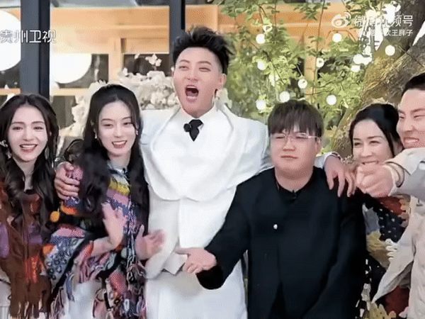 Nụ hôn như... gà mổ của chủ tịch và nàng thơ gen Z trong lễ cầu hôn viral khắp cõi mạng- Ảnh 1. Nụ hôn như... gà mổ của chủ tịch và nàng thơ gen Z trong lễ cầu hôn viral khắp cõi mạng- Ảnh 1.