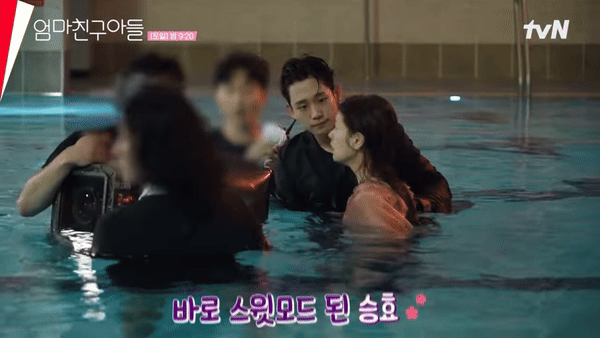 Cặp đôi ngôn tình "gây bão" vì ngọt từ phim đến đời, nhà trai để lộ 1 hành động tình tứ như yêu thật- Ảnh 3. Cặp đôi ngôn tình "gây bão" vì ngọt từ phim đến đời, nhà trai để lộ 1 hành động tình tứ như yêu thật- Ảnh 3.