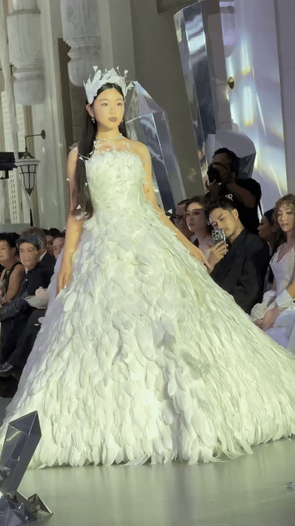 Lọ Lem "xé truyện bước ra", lần đầu catwalk trong show diễn của NTK Chung Thanh Phong- Ảnh 1. Lọ Lem "xé truyện bước ra", lần đầu catwalk trong show diễn của NTK Chung Thanh Phong- Ảnh 1.