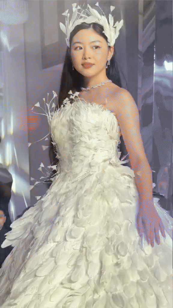 Lọ Lem "xé truyện bước ra", lần đầu catwalk trong show diễn của NTK Chung Thanh Phong- Ảnh 2. Lọ Lem "xé truyện bước ra", lần đầu catwalk trong show diễn của NTK Chung Thanh Phong- Ảnh 2.