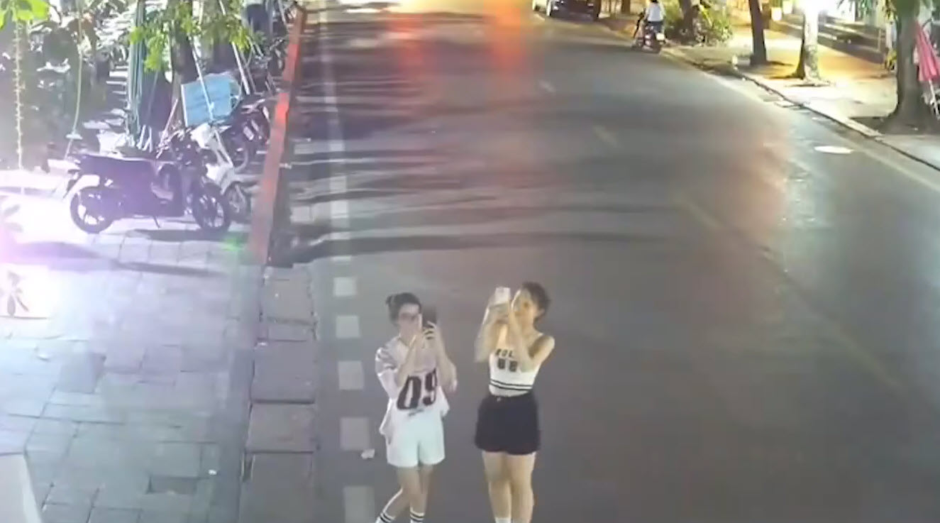 Nhiều bạn trẻ tụ tập "check-in" bằng camera giám sát ở Hà Nội, công an sẽ kiểm tra - Ảnh 1. Nhiều bạn trẻ tụ tập "check-in" bằng camera giám sát ở Hà Nội, công an sẽ kiểm tra - Ảnh 1.