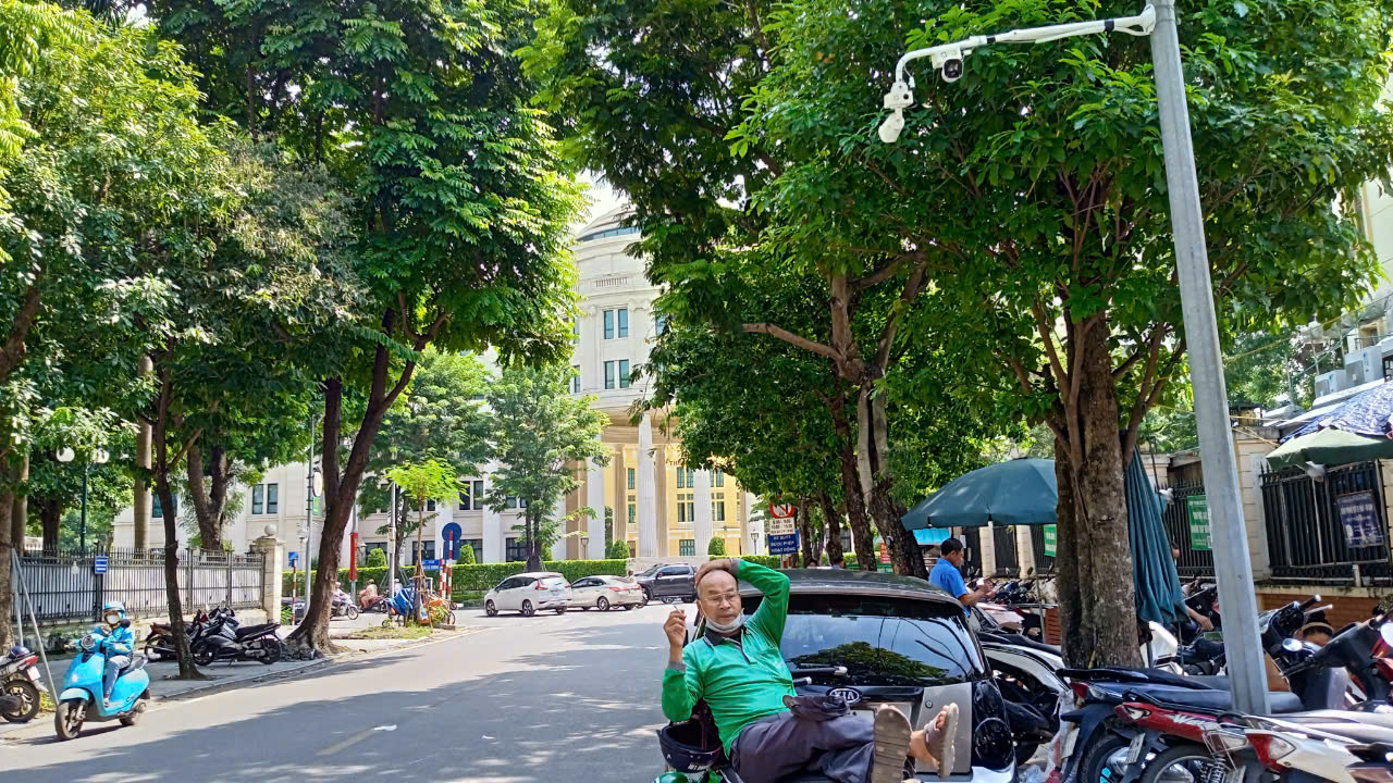 Nhiều bạn trẻ tụ tập "check-in" bằng camera giám sát ở Hà Nội, công an sẽ kiểm tra - Ảnh 2. Nhiều bạn trẻ tụ tập "check-in" bằng camera giám sát ở Hà Nội, công an sẽ kiểm tra - Ảnh 2.