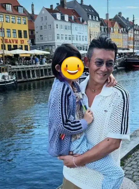 Showbiz có 1 nam thần đẹp trai đến mức được gọi là báu vật nhưng "tự huỷ" vì 1.300 bức ảnh nóng với dàn ngọc nữ- Ảnh 2. Showbiz có 1 nam thần đẹp trai đến mức được gọi là báu vật nhưng "tự huỷ" vì 1.300 bức ảnh nóng với dàn ngọc nữ- Ảnh 2.