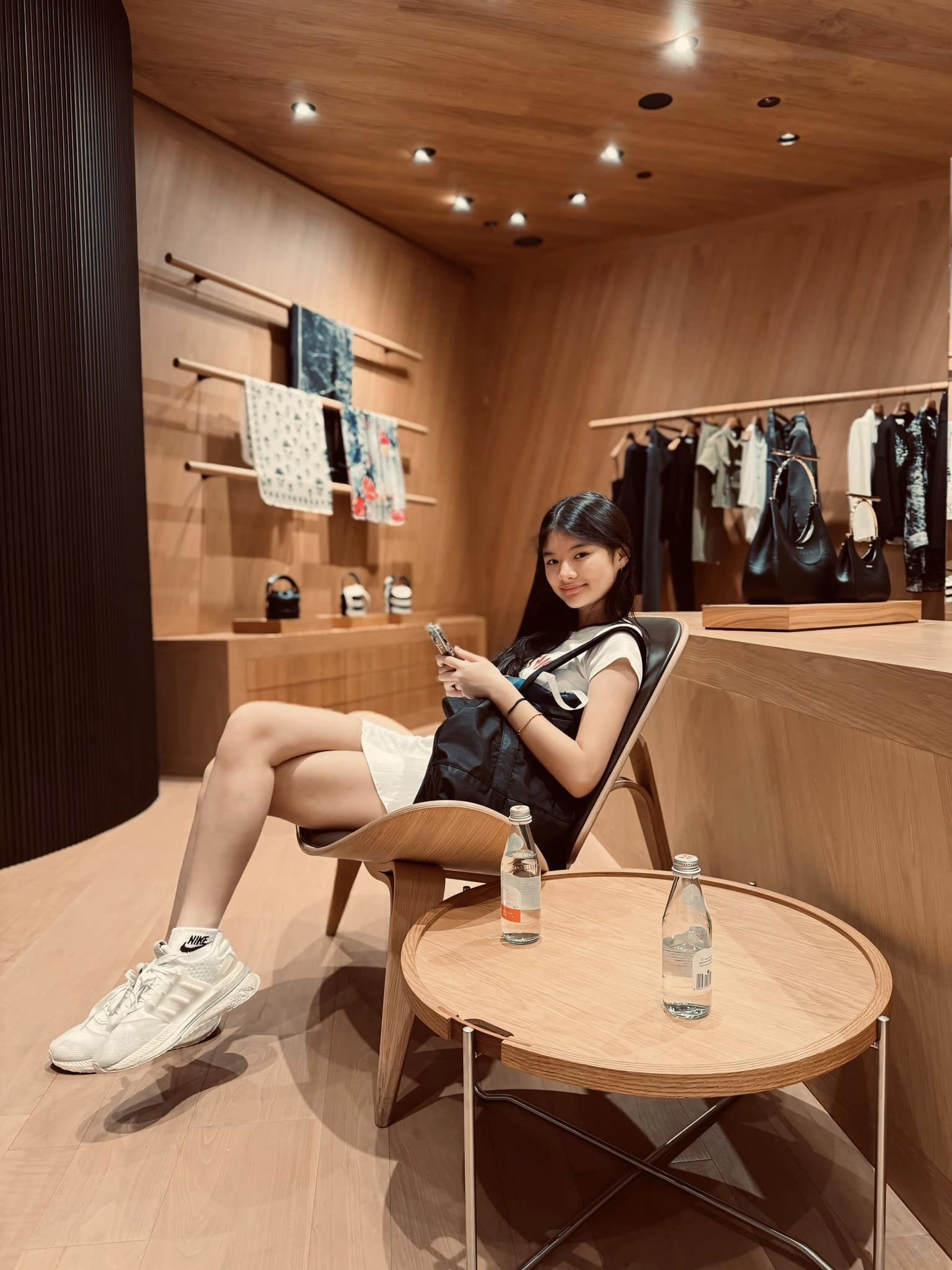 Visual gây sốt của con gái Trương Ngọc Ánh, 16 tuổi đã sở hữu chiều cao đáng chú ý- Ảnh 3. Visual gây sốt của con gái Trương Ngọc Ánh, 16 tuổi đã sở hữu chiều cao đáng chú ý- Ảnh 3.