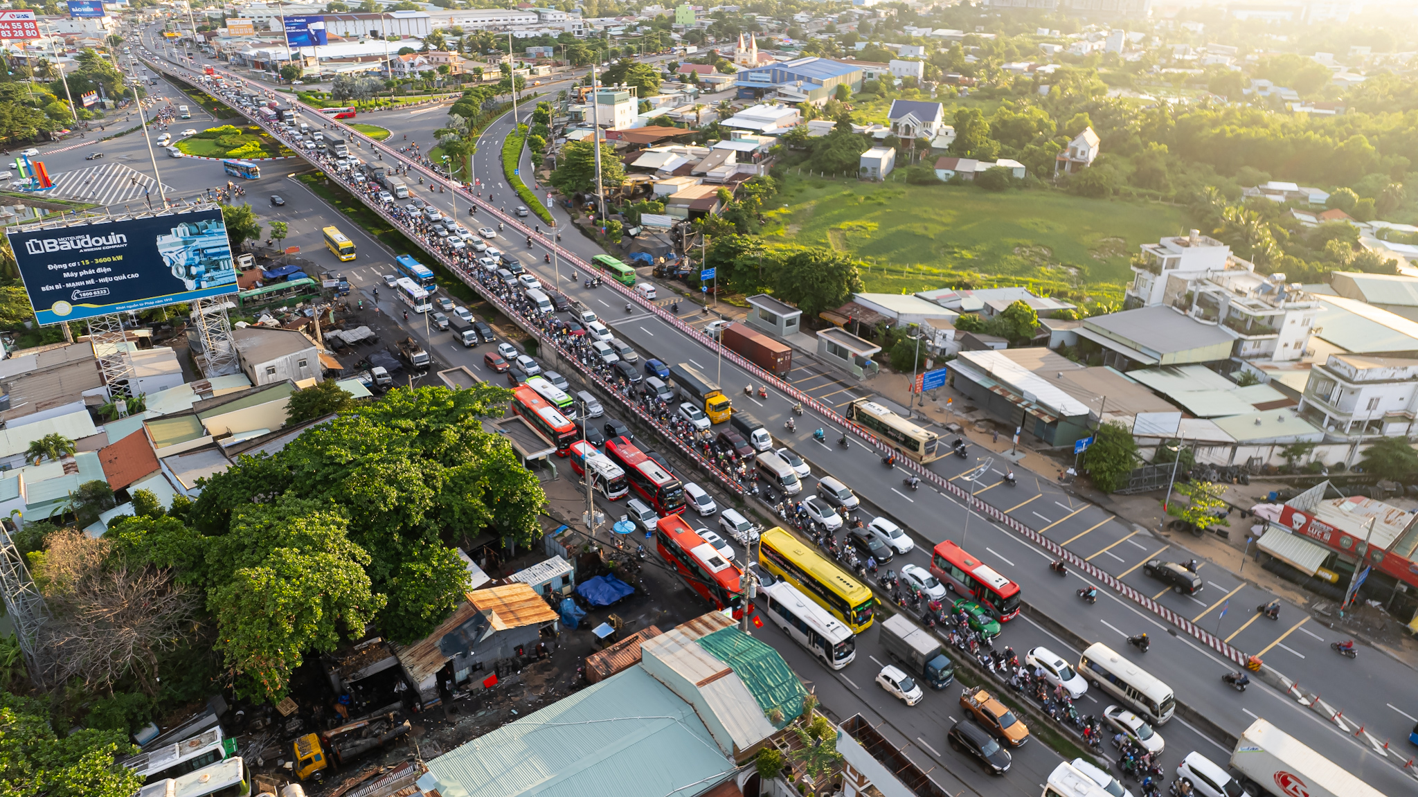 Cửa ngõ miền Tây “tê liệt”, hàng nghìn phương tiện chôn chân nhiều giờ đồng hồ vẫn chưa thể vào TP.HCM- Ảnh 1. Cửa ngõ miền Tây “tê liệt”, hàng nghìn phương tiện chôn chân nhiều giờ đồng hồ vẫn chưa thể vào TP.HCM- Ảnh 1.