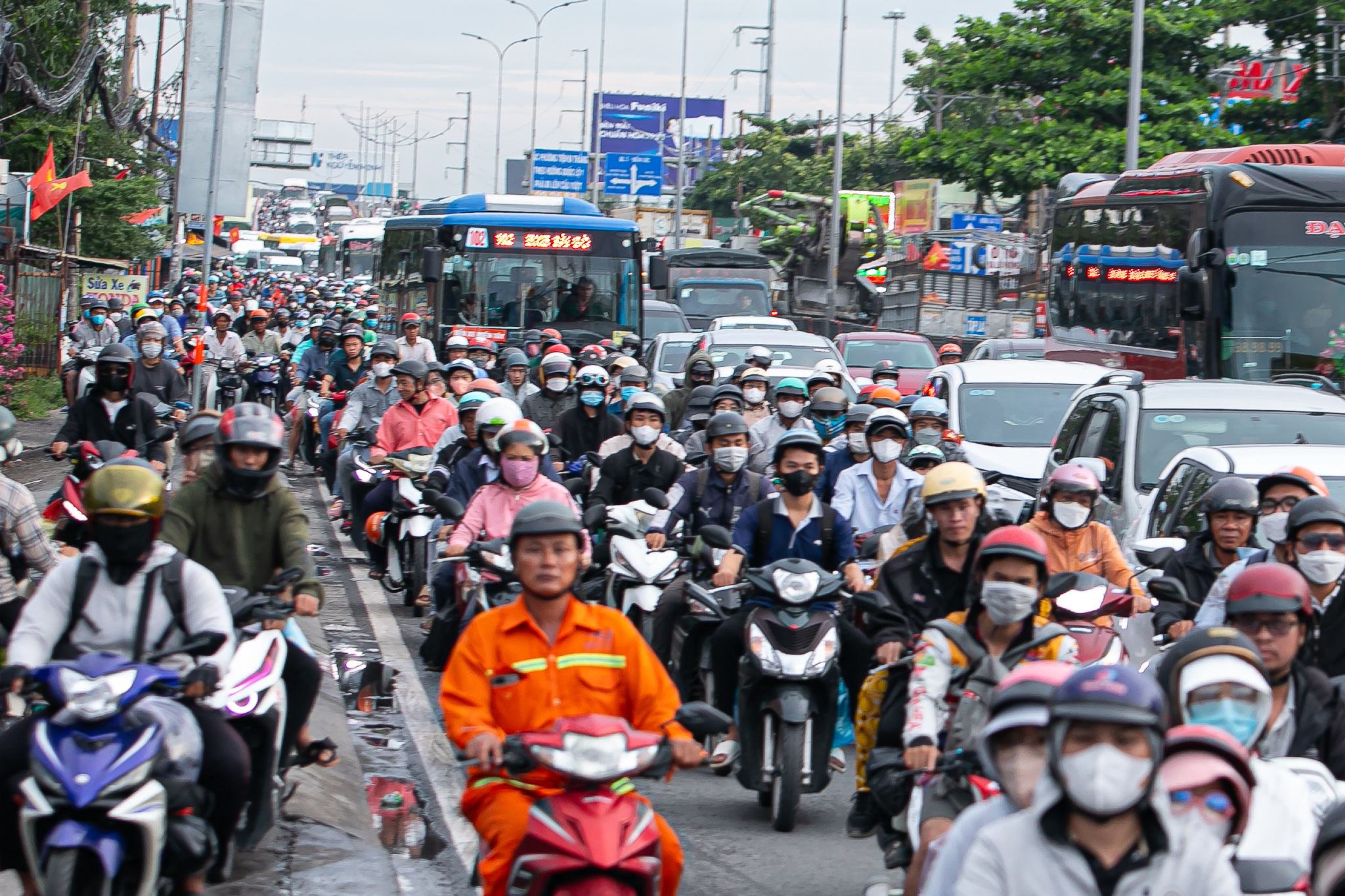 Cửa ngõ miền Tây “tê liệt”, hàng nghìn phương tiện chôn chân nhiều giờ đồng hồ vẫn chưa thể vào TP.HCM- Ảnh 2. Cửa ngõ miền Tây “tê liệt”, hàng nghìn phương tiện chôn chân nhiều giờ đồng hồ vẫn chưa thể vào TP.HCM- Ảnh 2.