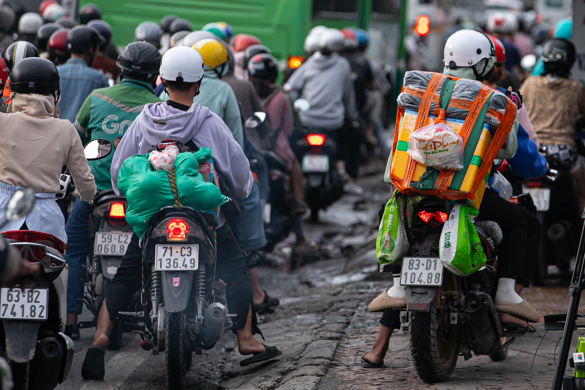 Cửa ngõ miền Tây “tê liệt”, hàng nghìn phương tiện chôn chân nhiều giờ đồng hồ vẫn chưa thể vào TP.HCM- Ảnh 3. Cửa ngõ miền Tây “tê liệt”, hàng nghìn phương tiện chôn chân nhiều giờ đồng hồ vẫn chưa thể vào TP.HCM- Ảnh 3.