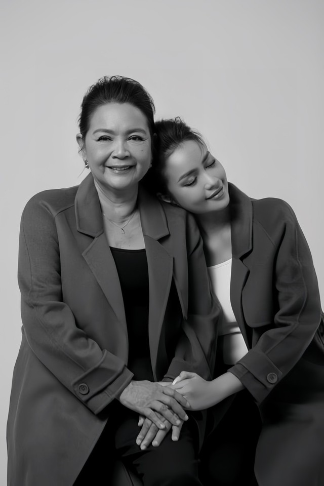 Hoa hậu Ngọc Châu lộ diện tiều tuỵ, khóc nức nở trong tang lễ mẹ- Ảnh 6. Hoa hậu Ngọc Châu lộ diện tiều tuỵ, khóc nức nở trong tang lễ mẹ- Ảnh 6.