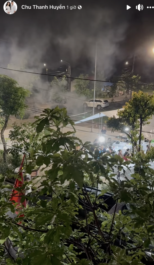 Quang Hải - Chu Thanh Huyền mở tiệc đãi họ hàng, bắn pháo hoa rộn ràng khắp làng ngày đưa con trai về quê nội- Ảnh 2. Quang Hải - Chu Thanh Huyền mở tiệc đãi họ hàng, bắn pháo hoa rộn ràng khắp làng ngày đưa con trai về quê nội- Ảnh 2.