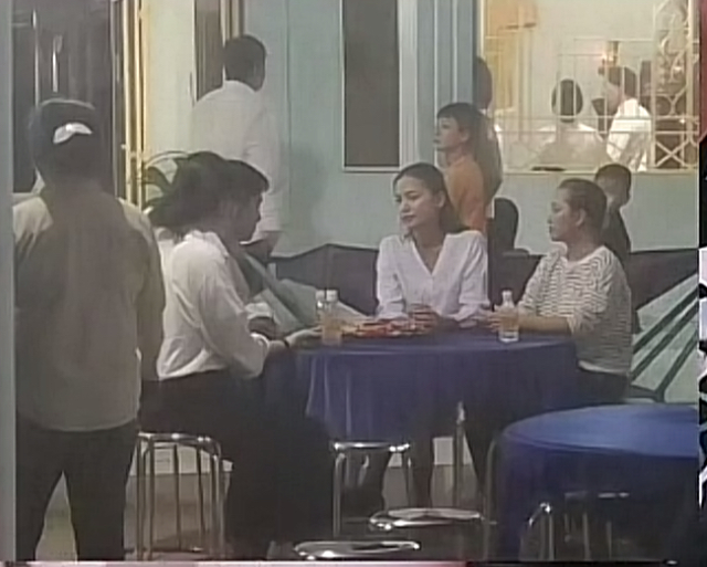 Hoa hậu Ngọc Châu lộ diện tiều tuỵ, khóc nức nở trong tang lễ mẹ- Ảnh 1. Hoa hậu Ngọc Châu lộ diện tiều tuỵ, khóc nức nở trong tang lễ mẹ- Ảnh 1.