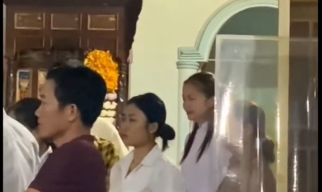 Hoa hậu Ngọc Châu lộ diện tiều tuỵ, khóc nức nở trong tang lễ mẹ- Ảnh 2. Hoa hậu Ngọc Châu lộ diện tiều tuỵ, khóc nức nở trong tang lễ mẹ- Ảnh 2.