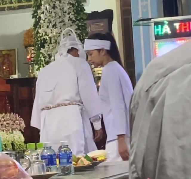 H'Hen Niê và dàn sao đồng loạt về Tây Ninh viếng mẹ Ngọc Châu- Ảnh 6. H'Hen Niê và dàn sao đồng loạt về Tây Ninh viếng mẹ Ngọc Châu- Ảnh 6.