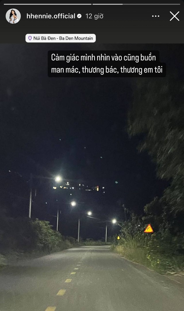H'Hen Niê và dàn sao đồng loạt về Tây Ninh viếng mẹ Ngọc Châu- Ảnh 1. H'Hen Niê và dàn sao đồng loạt về Tây Ninh viếng mẹ Ngọc Châu- Ảnh 1.