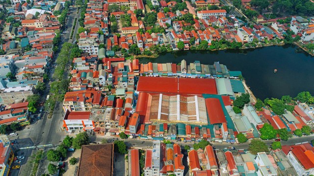 Loạt ảnh các mái nhà phủ kín lá cờ Tổ quốc tại Thanh Hoá là sản phẩm Photoshop- Ảnh 5. Loạt ảnh các mái nhà phủ kín lá cờ Tổ quốc tại Thanh Hoá là sản phẩm Photoshop- Ảnh 5.