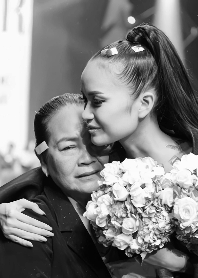 Kỳ Duyên, Khánh Vân và đông đảo sao Việt về Tây Ninh để tiễn đưa mẹ Hoa hậu Ngọc Châu- Ảnh 5. Kỳ Duyên, Khánh Vân và đông đảo sao Việt về Tây Ninh để tiễn đưa mẹ Hoa hậu Ngọc Châu- Ảnh 5.