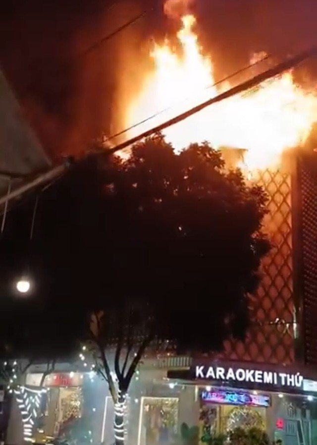 Thêm một vụ cháy tại quán karaoke ở Đắk Lắk: Xuất hiện đoạn clip với nhiều tiếng thét hoảng loạn- Ảnh 3. Thêm một vụ cháy tại quán karaoke ở Đắk Lắk: Xuất hiện đoạn clip với nhiều tiếng thét hoảng loạn- Ảnh 3.