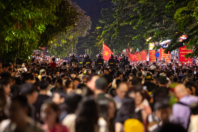 Ảnh, clip: Đoàn Cảnh sát cơ động diễu hành kỵ binh ở phố đi bộ Nguyễn Huệ, hàng ngàn người trầm trồ- Ảnh 7. Ảnh, clip: Đoàn Cảnh sát cơ động diễu hành kỵ binh ở phố đi bộ Nguyễn Huệ, hàng ngàn người trầm trồ- Ảnh 7.