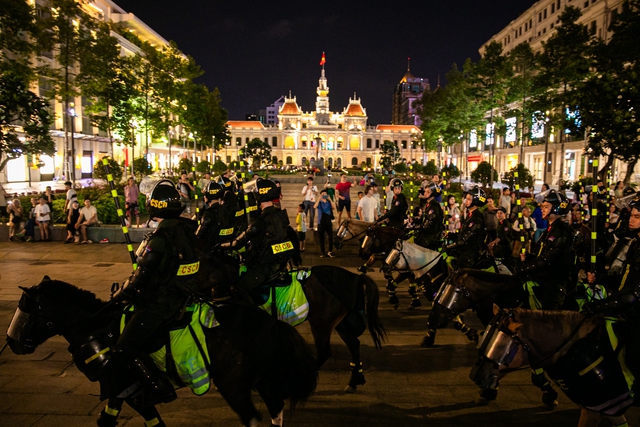 Ảnh, clip: Đoàn Cảnh sát cơ động diễu hành kỵ binh ở phố đi bộ Nguyễn Huệ, hàng ngàn người trầm trồ- Ảnh 6. Ảnh, clip: Đoàn Cảnh sát cơ động diễu hành kỵ binh ở phố đi bộ Nguyễn Huệ, hàng ngàn người trầm trồ- Ảnh 6.