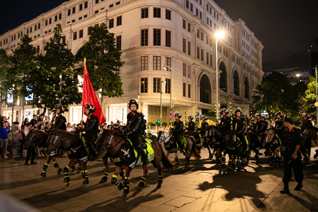 Ảnh, clip: Đoàn Cảnh sát cơ động diễu hành kỵ binh ở phố đi bộ Nguyễn Huệ, hàng ngàn người trầm trồ- Ảnh 9. Ảnh, clip: Đoàn Cảnh sát cơ động diễu hành kỵ binh ở phố đi bộ Nguyễn Huệ, hàng ngàn người trầm trồ- Ảnh 9.