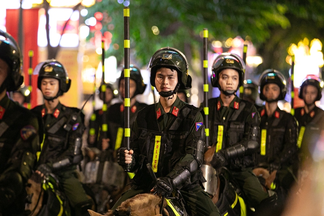 Ảnh, clip: Đoàn Cảnh sát cơ động diễu hành kỵ binh ở phố đi bộ Nguyễn Huệ, hàng ngàn người trầm trồ- Ảnh 13. Ảnh, clip: Đoàn Cảnh sát cơ động diễu hành kỵ binh ở phố đi bộ Nguyễn Huệ, hàng ngàn người trầm trồ- Ảnh 13.