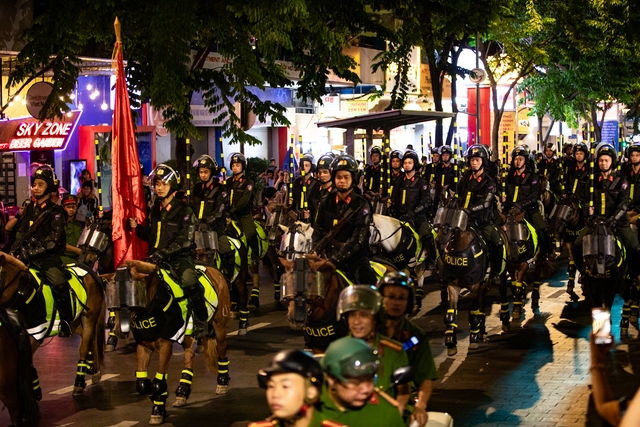 Ảnh, clip: Đoàn Cảnh sát cơ động diễu hành kỵ binh ở phố đi bộ Nguyễn Huệ, hàng ngàn người trầm trồ- Ảnh 17. Ảnh, clip: Đoàn Cảnh sát cơ động diễu hành kỵ binh ở phố đi bộ Nguyễn Huệ, hàng ngàn người trầm trồ- Ảnh 17.