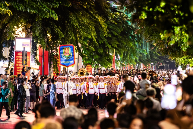 Ảnh, clip: Đoàn Cảnh sát cơ động diễu hành kỵ binh ở phố đi bộ Nguyễn Huệ, hàng ngàn người trầm trồ- Ảnh 2. Ảnh, clip: Đoàn Cảnh sát cơ động diễu hành kỵ binh ở phố đi bộ Nguyễn Huệ, hàng ngàn người trầm trồ- Ảnh 2.