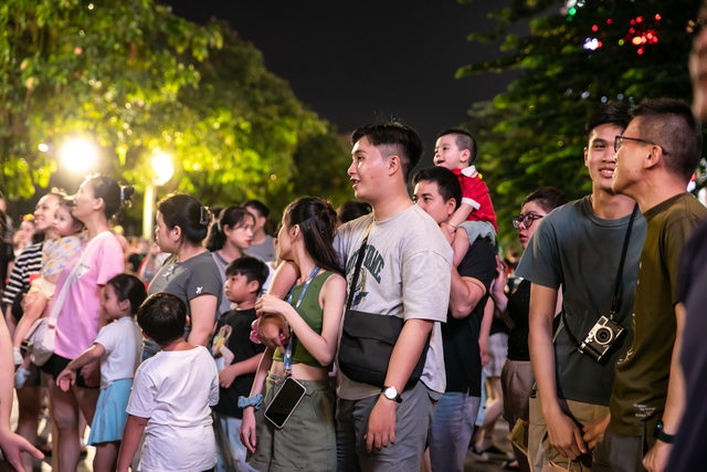 Ảnh, clip: Đoàn Cảnh sát cơ động diễu hành kỵ binh ở phố đi bộ Nguyễn Huệ, hàng ngàn người trầm trồ- Ảnh 8. Ảnh, clip: Đoàn Cảnh sát cơ động diễu hành kỵ binh ở phố đi bộ Nguyễn Huệ, hàng ngàn người trầm trồ- Ảnh 8.