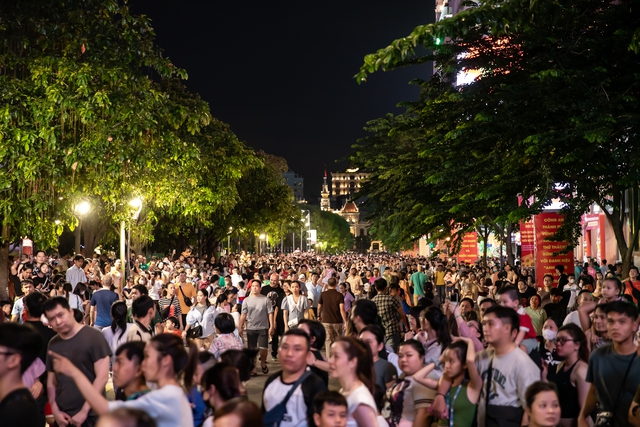 Ảnh, clip: Đoàn Cảnh sát cơ động diễu hành kỵ binh ở phố đi bộ Nguyễn Huệ, hàng ngàn người trầm trồ- Ảnh 1. Ảnh, clip: Đoàn Cảnh sát cơ động diễu hành kỵ binh ở phố đi bộ Nguyễn Huệ, hàng ngàn người trầm trồ- Ảnh 1.