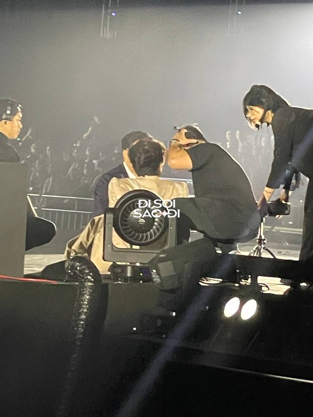 Clip: Hà Anh Tuấn bị tụt huyết áp, choáng váng ngồi bần thần ngay trên sân khấu- Ảnh 4. Clip: Hà Anh Tuấn bị tụt huyết áp, choáng váng ngồi bần thần ngay trên sân khấu- Ảnh 4.