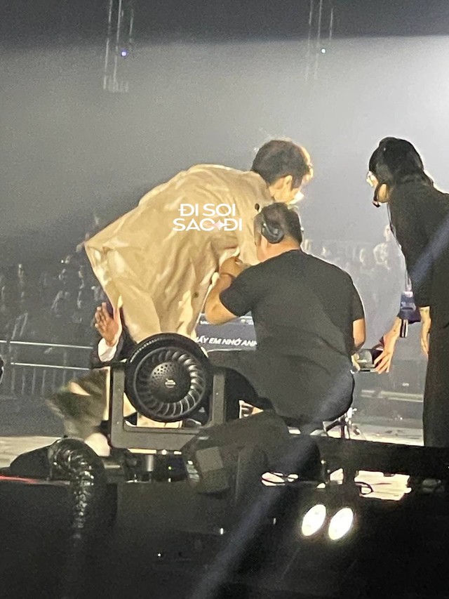 Clip: Hà Anh Tuấn bị tụt huyết áp, choáng váng ngồi bần thần ngay trên sân khấu- Ảnh 3. Clip: Hà Anh Tuấn bị tụt huyết áp, choáng váng ngồi bần thần ngay trên sân khấu- Ảnh 3.