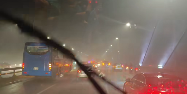 ẢNH, CLIP: Mưa gió sầm sập kéo giật lùi cả người lẫn xe, nhiều tuyến phố Hà Nội ngập lụt trong đêm- Ảnh 8. ẢNH, CLIP: Mưa gió sầm sập kéo giật lùi cả người lẫn xe, nhiều tuyến phố Hà Nội ngập lụt trong đêm- Ảnh 8.