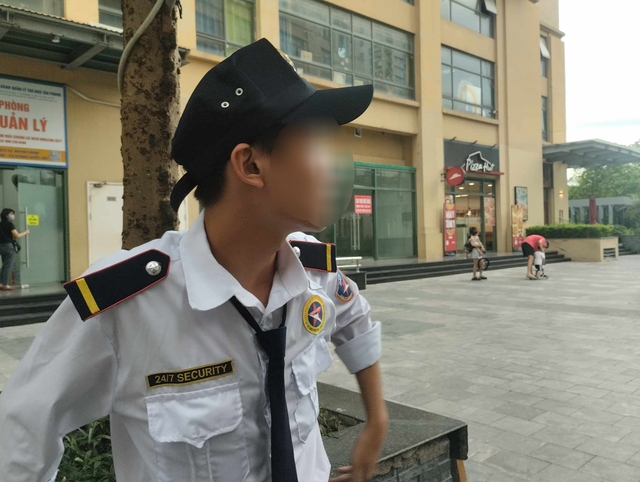 Người bố đau đớn kể lại sự việc bé trai bị đánh đập trước sảnh chung cư Hà Nội: “Tôi không nghĩ người lớn lại đánh một đứa nhỏ dã man vậy”- Ảnh 4. Người bố đau đớn kể lại sự việc bé trai bị đánh đập trước sảnh chung cư Hà Nội: “Tôi không nghĩ người lớn lại đánh một đứa nhỏ dã man vậy”- Ảnh 4.