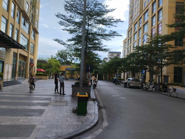 Người bố đau đớn kể lại sự việc bé trai bị đánh đập trước sảnh chung cư Hà Nội: “Tôi không nghĩ người lớn lại đánh một đứa nhỏ dã man vậy”- Ảnh 3. Người bố đau đớn kể lại sự việc bé trai bị đánh đập trước sảnh chung cư Hà Nội: “Tôi không nghĩ người lớn lại đánh một đứa nhỏ dã man vậy”- Ảnh 3.