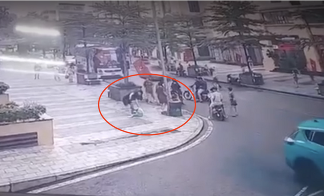 Người bố đau đớn kể lại sự việc bé trai bị đánh đập trước sảnh chung cư Hà Nội: “Tôi không nghĩ người lớn lại đánh một đứa nhỏ dã man vậy”- Ảnh 2. Người bố đau đớn kể lại sự việc bé trai bị đánh đập trước sảnh chung cư Hà Nội: “Tôi không nghĩ người lớn lại đánh một đứa nhỏ dã man vậy”- Ảnh 2.