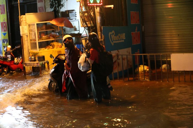 ẢNH, CLIP: Mưa gió sầm sập kéo giật lùi cả người lẫn xe, nhiều tuyến phố Hà Nội ngập lụt trong đêm- Ảnh 9. ẢNH, CLIP: Mưa gió sầm sập kéo giật lùi cả người lẫn xe, nhiều tuyến phố Hà Nội ngập lụt trong đêm- Ảnh 9.