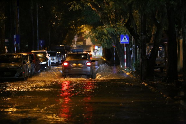 ẢNH, CLIP: Mưa gió sầm sập kéo giật lùi cả người lẫn xe, nhiều tuyến phố Hà Nội ngập lụt trong đêm- Ảnh 10. ẢNH, CLIP: Mưa gió sầm sập kéo giật lùi cả người lẫn xe, nhiều tuyến phố Hà Nội ngập lụt trong đêm- Ảnh 10.