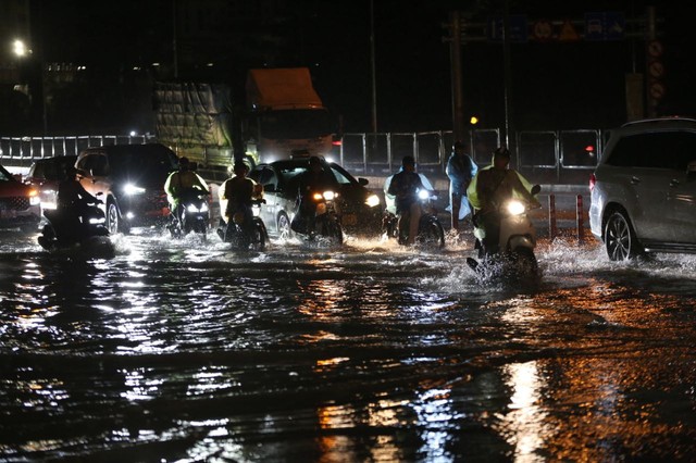 ẢNH, CLIP: Mưa gió sầm sập kéo giật lùi cả người lẫn xe, nhiều tuyến phố Hà Nội ngập lụt trong đêm- Ảnh 19. ẢNH, CLIP: Mưa gió sầm sập kéo giật lùi cả người lẫn xe, nhiều tuyến phố Hà Nội ngập lụt trong đêm- Ảnh 19.
