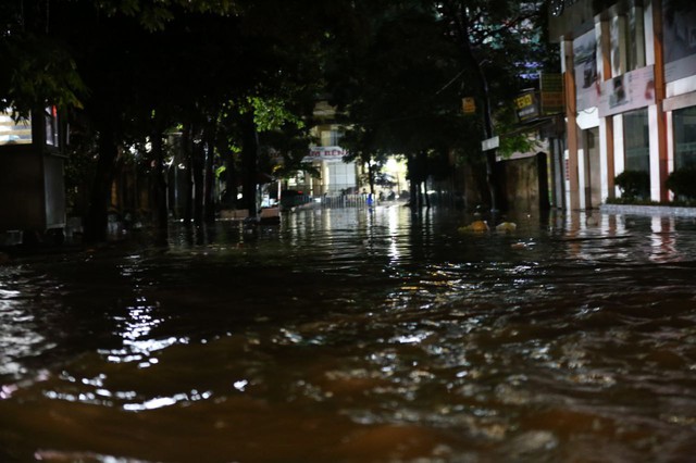 ẢNH, CLIP: Mưa gió sầm sập kéo giật lùi cả người lẫn xe, nhiều tuyến phố Hà Nội ngập lụt trong đêm- Ảnh 15. ẢNH, CLIP: Mưa gió sầm sập kéo giật lùi cả người lẫn xe, nhiều tuyến phố Hà Nội ngập lụt trong đêm- Ảnh 15.