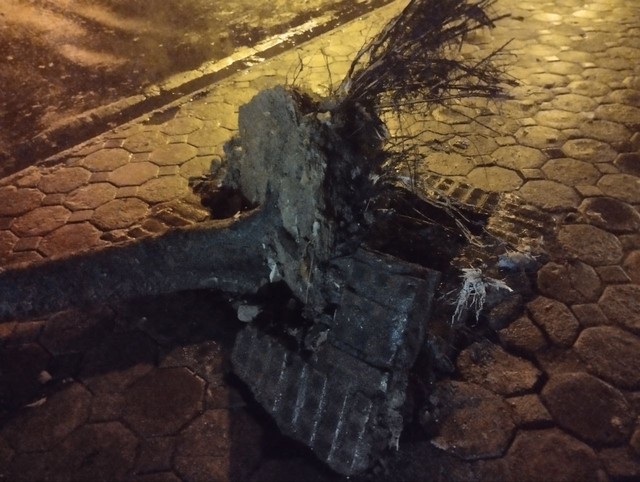 ẢNH, CLIP: Mưa gió sầm sập kéo giật lùi cả người lẫn xe, nhiều tuyến phố Hà Nội ngập lụt trong đêm- Ảnh 20. ẢNH, CLIP: Mưa gió sầm sập kéo giật lùi cả người lẫn xe, nhiều tuyến phố Hà Nội ngập lụt trong đêm- Ảnh 20.